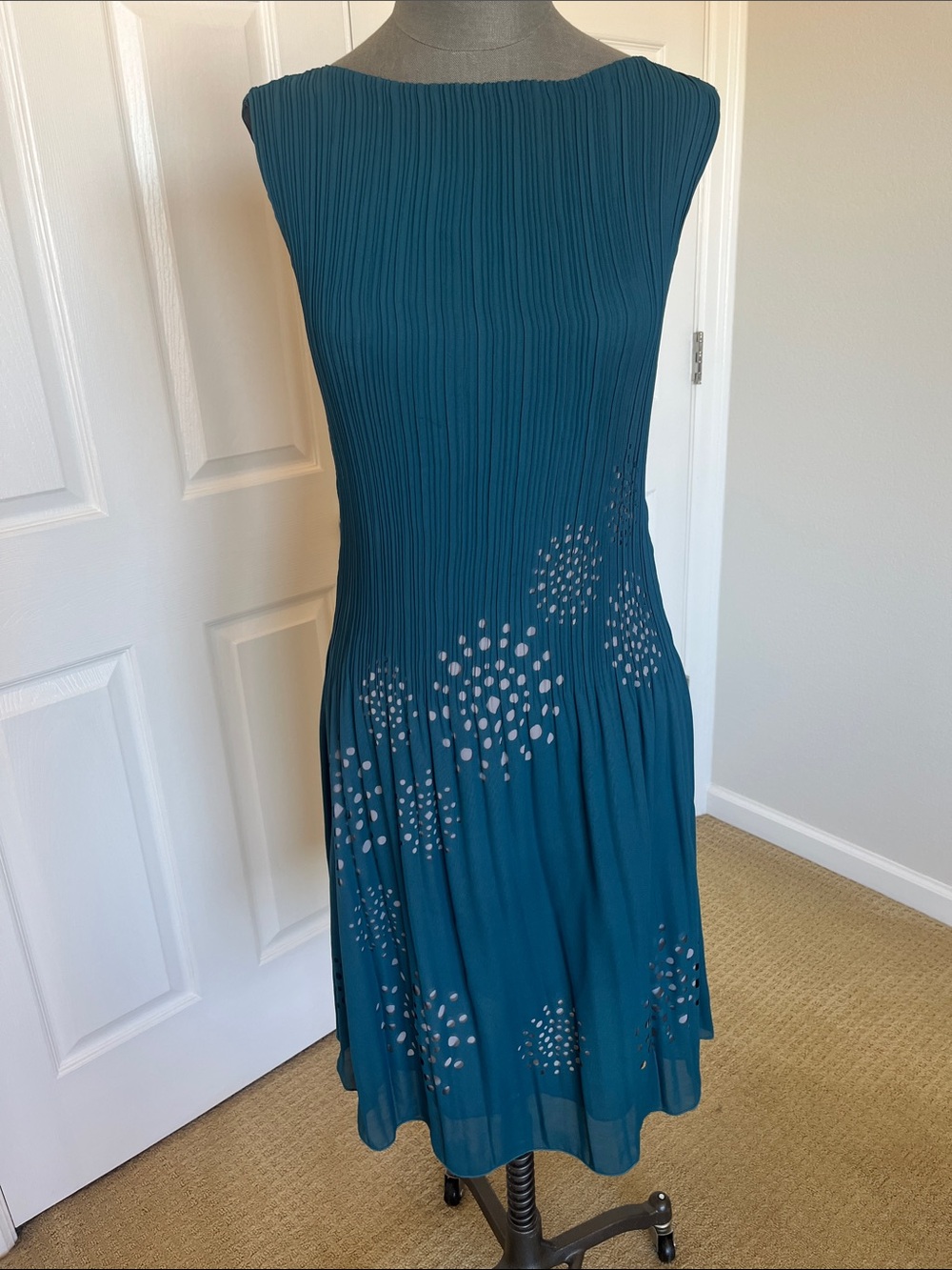 Veeca Sleeveless Teal Pleated Midi Dress with Burst Dot Cutout Accents Sz M